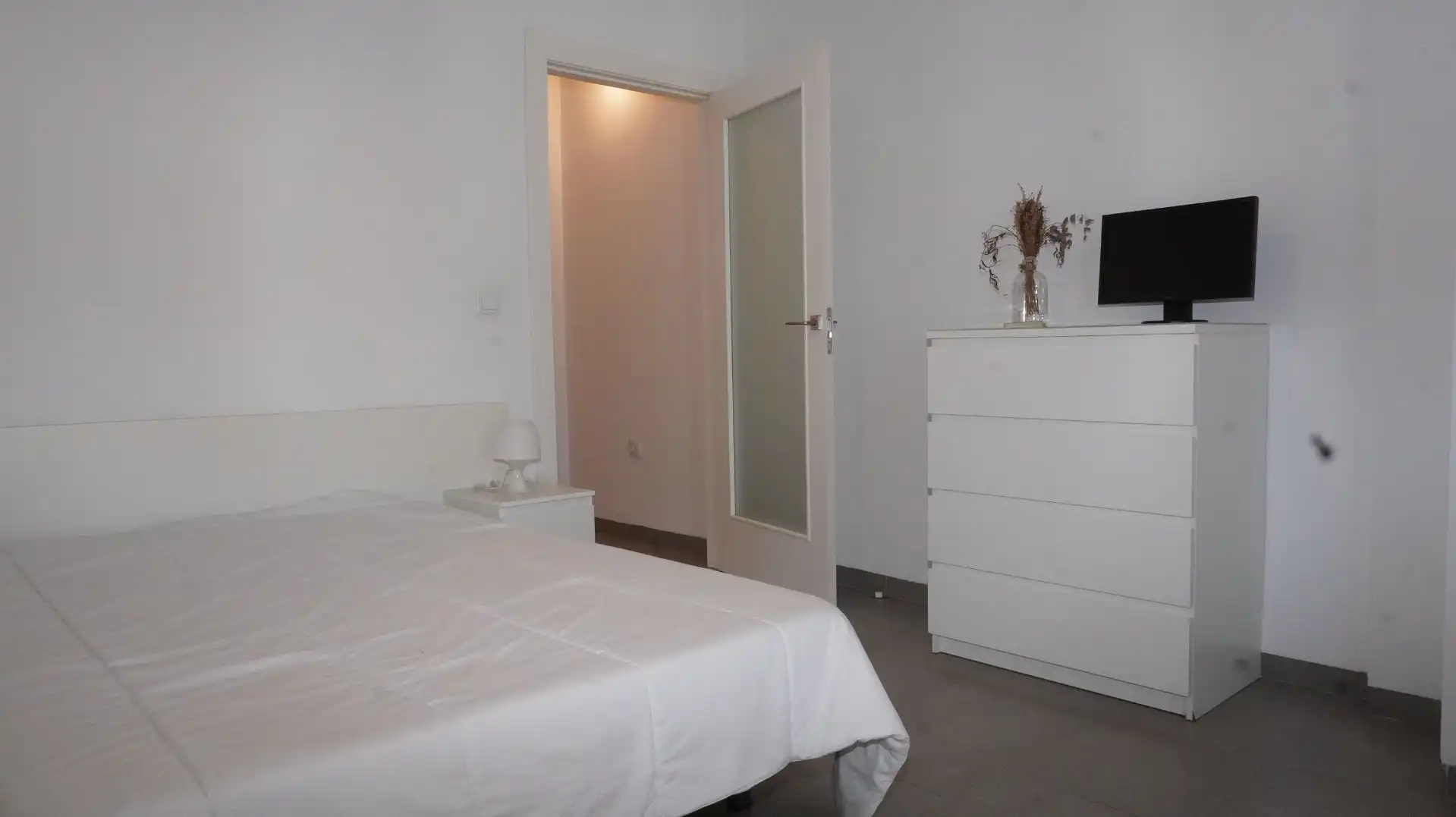Dormitori de Àtic de lloguer en Motril amb Aire condicionat, Terrassa i Moblat