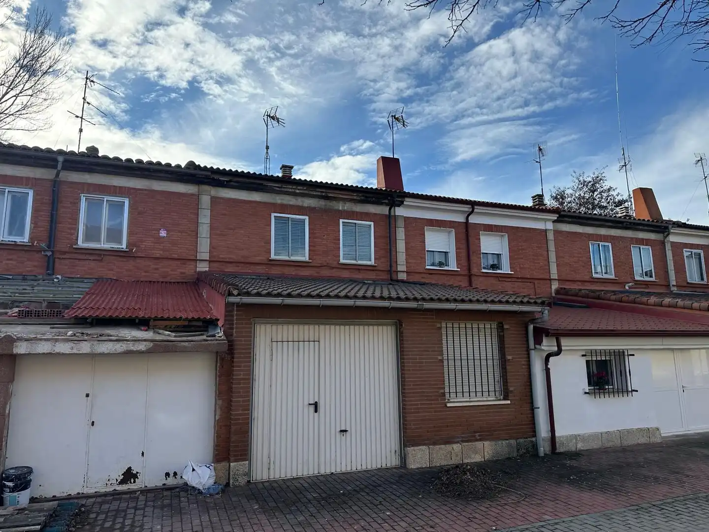 Vista exterior de Casa adosada en venda en Burgos amb Traster