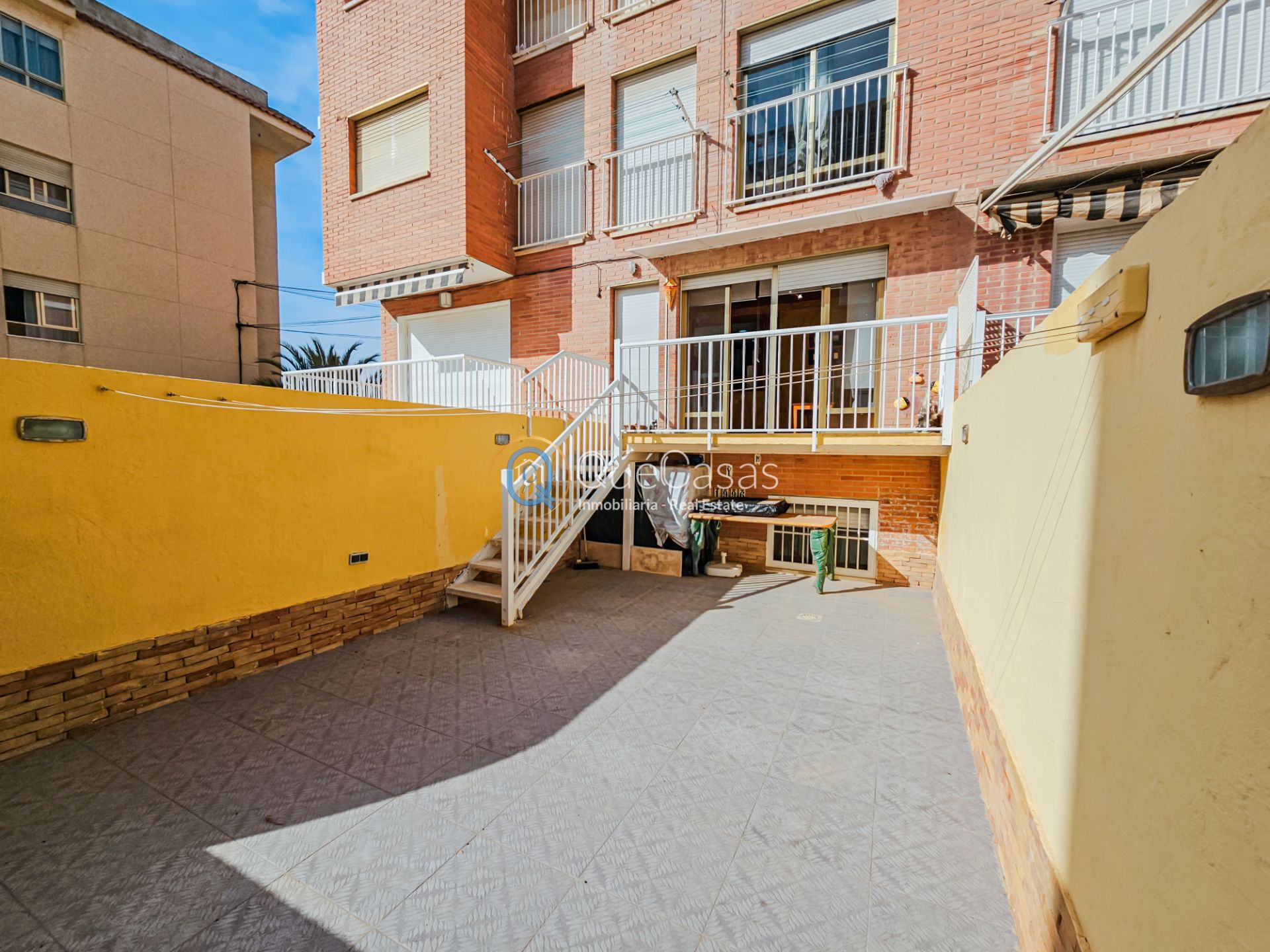 Vista exterior de Dúplex en venda en Guardamar del Segura amb Jardí privat, Terrassa i Traster