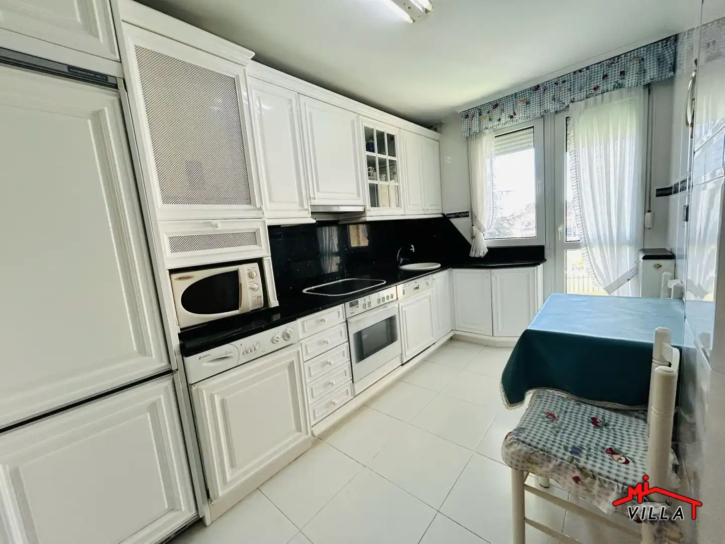 Cocina de Piso en venta en Laredo con Calefacción, Terraza y Amueblado