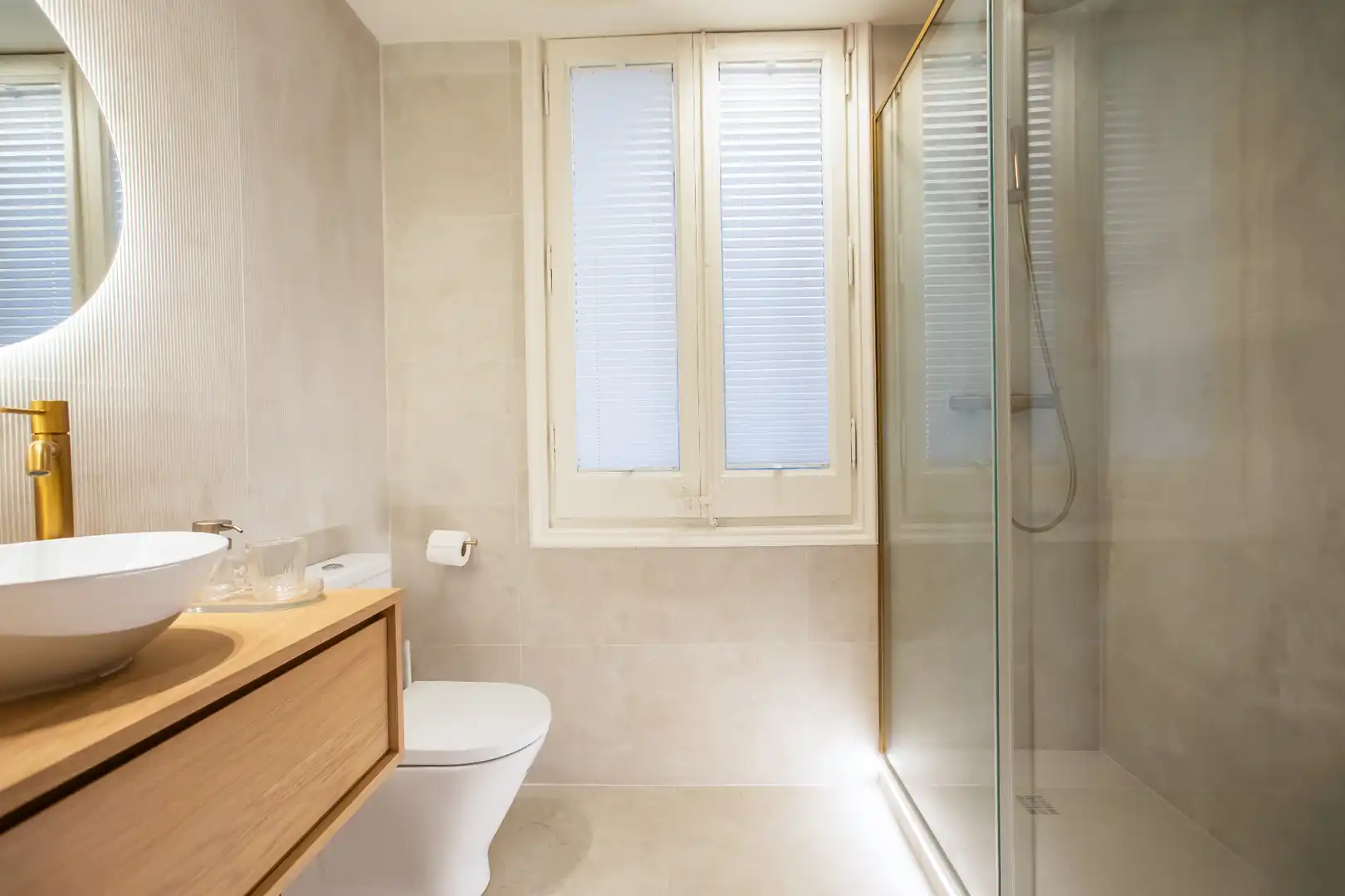 Badezimmer von Wohnung zur Miete in Barcelona mit Klimaanlage, Heizung und Parkett