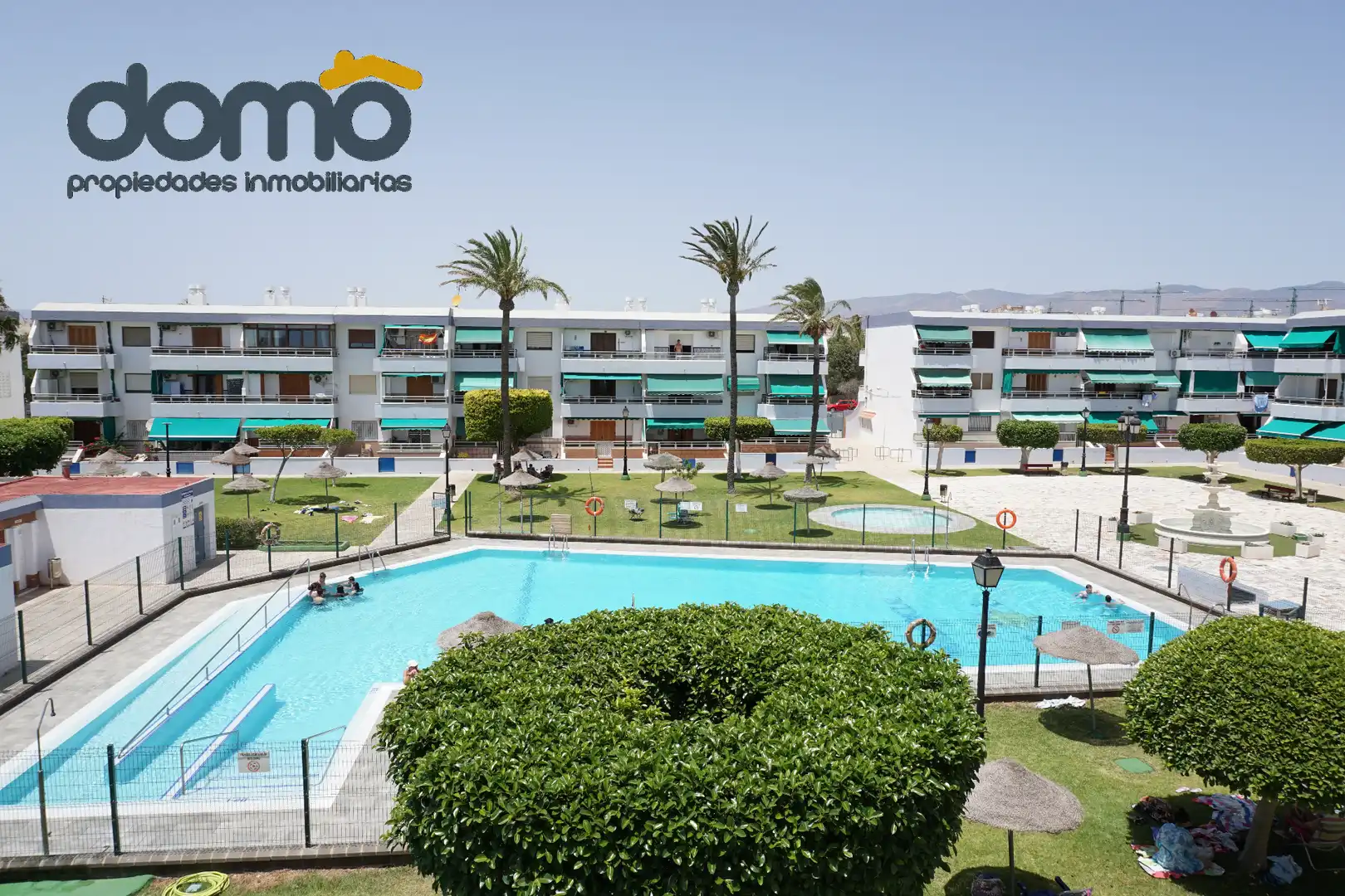 Vista exterior de Piso en venta en Almería con Aire acondicionado, Terraza y Piscina comunitaria