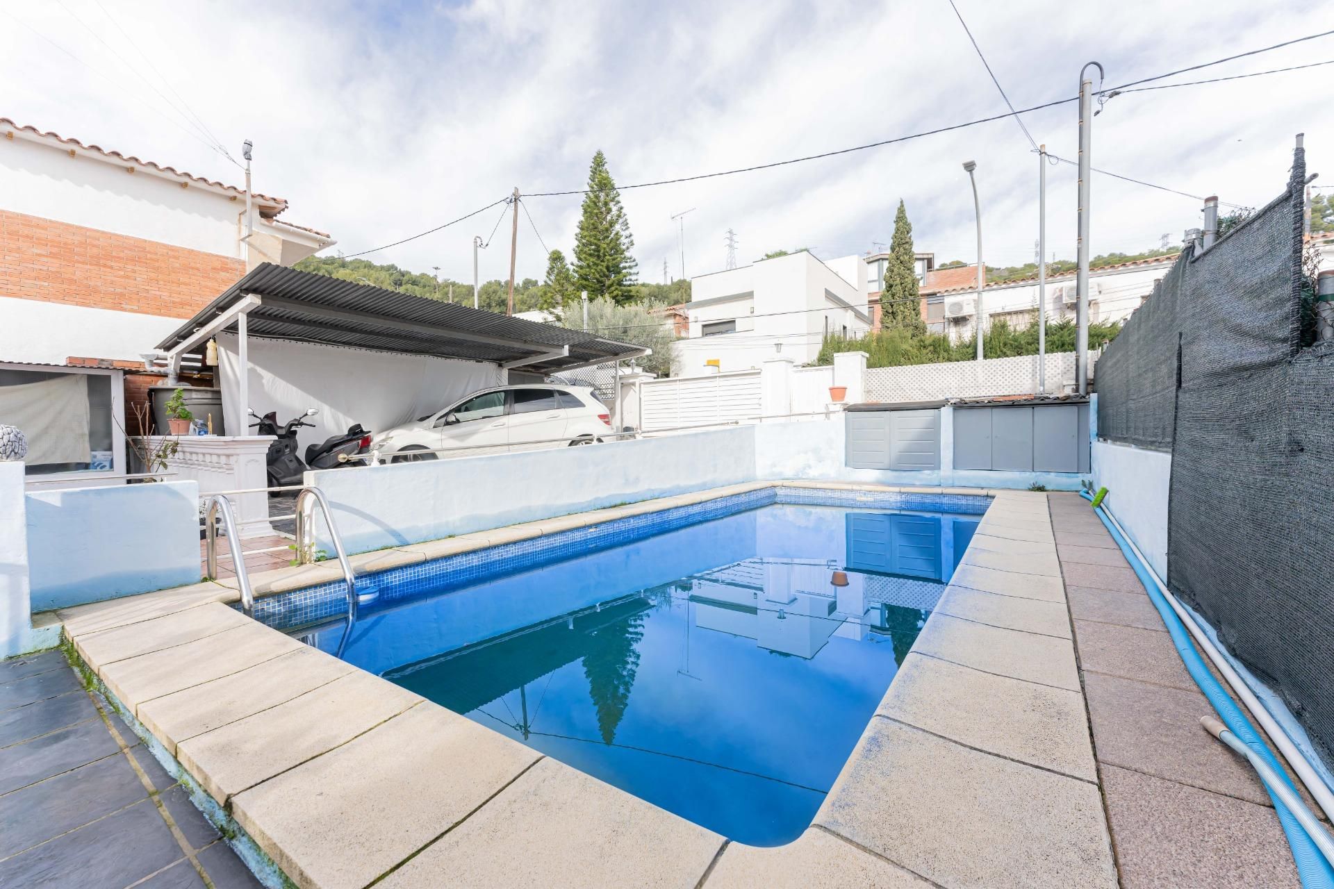 Piscina de Casa o xalet en venda en Viladecans amb Aire condicionat, Jardí privat i Terrassa