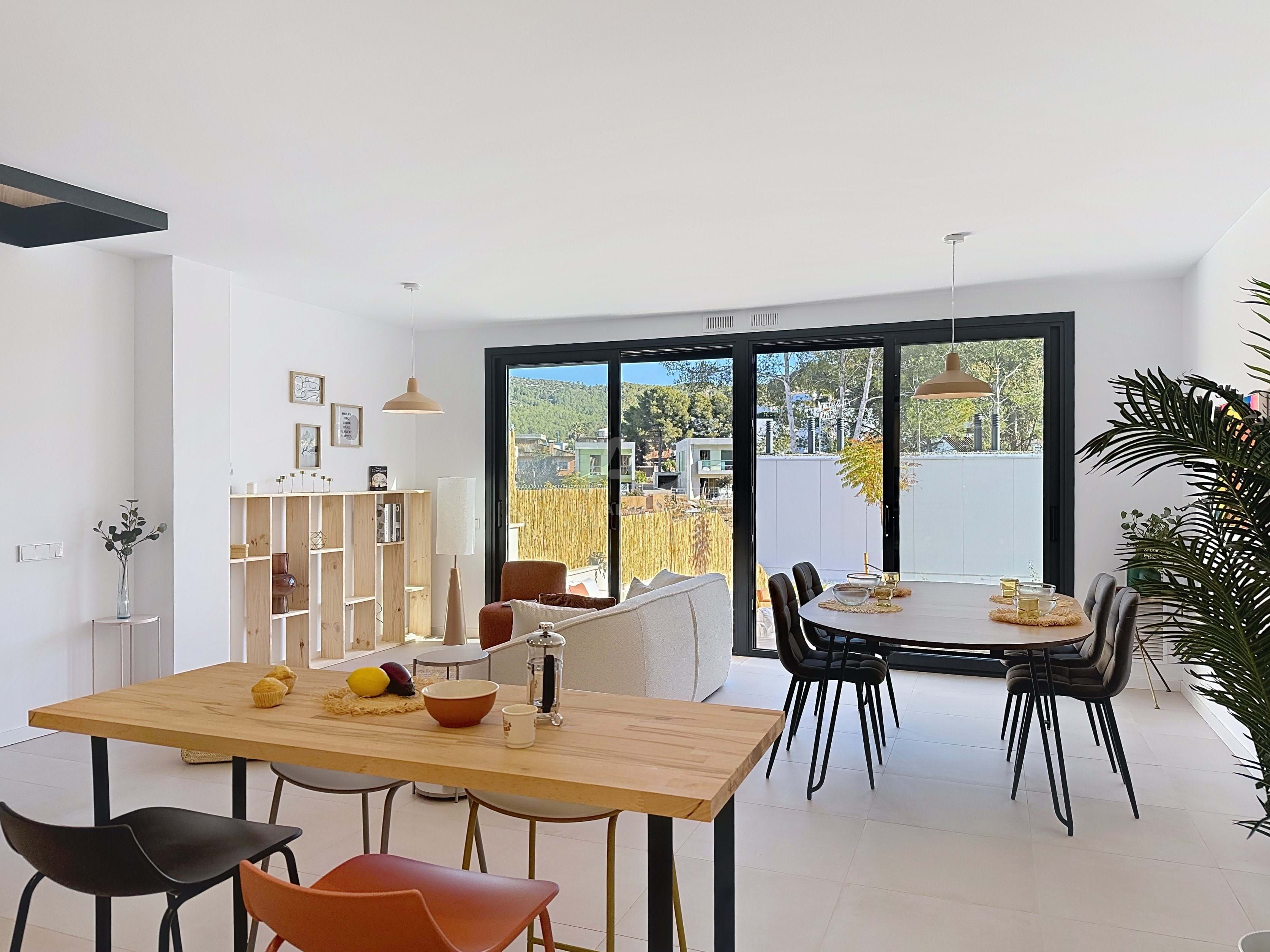 Menjador de Casa adosada en venda en Sant Pere de Ribes amb Aire condicionat, Calefacció i Piscina