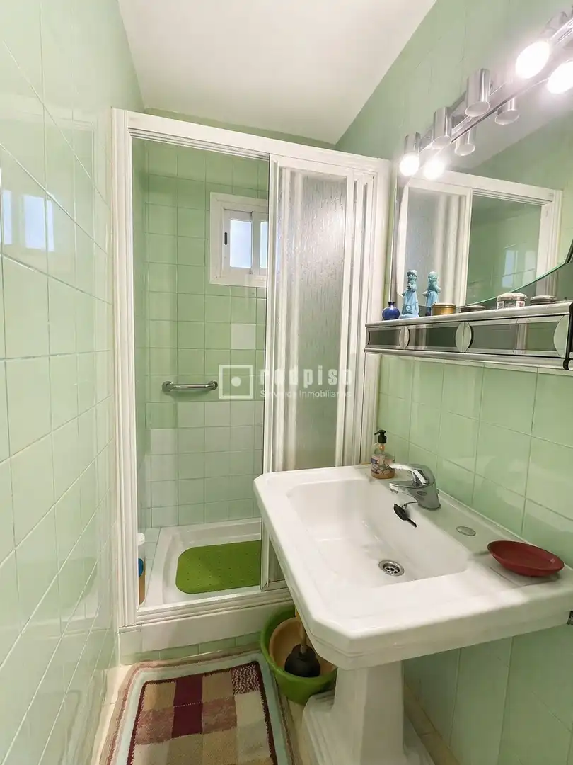 Bathroom of Flat for sale in Madrid  with Parquet flooring and Terrace