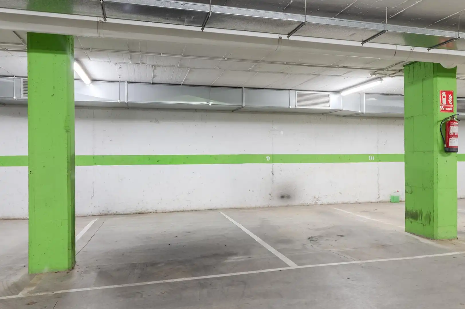 Parking de Ático en venta en Salt con Calefacción, Piscina y Horno