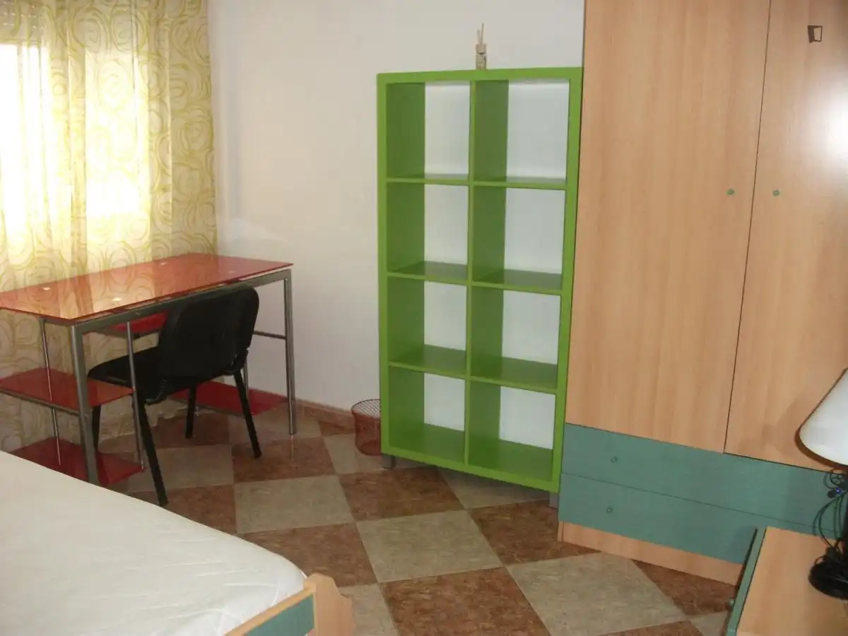 Dormitori de Apartament per a compartir en Granada amb Moblat, Forn i Rentadora