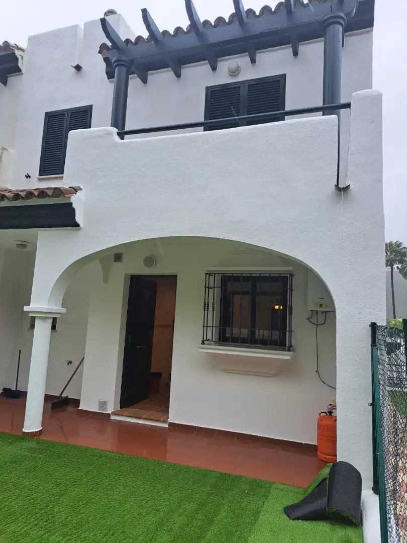 Außenansicht von Einfamilien-Reihenhaus zum Verkauf in Manilva mit Privatgarten und Gemeinschaftspool