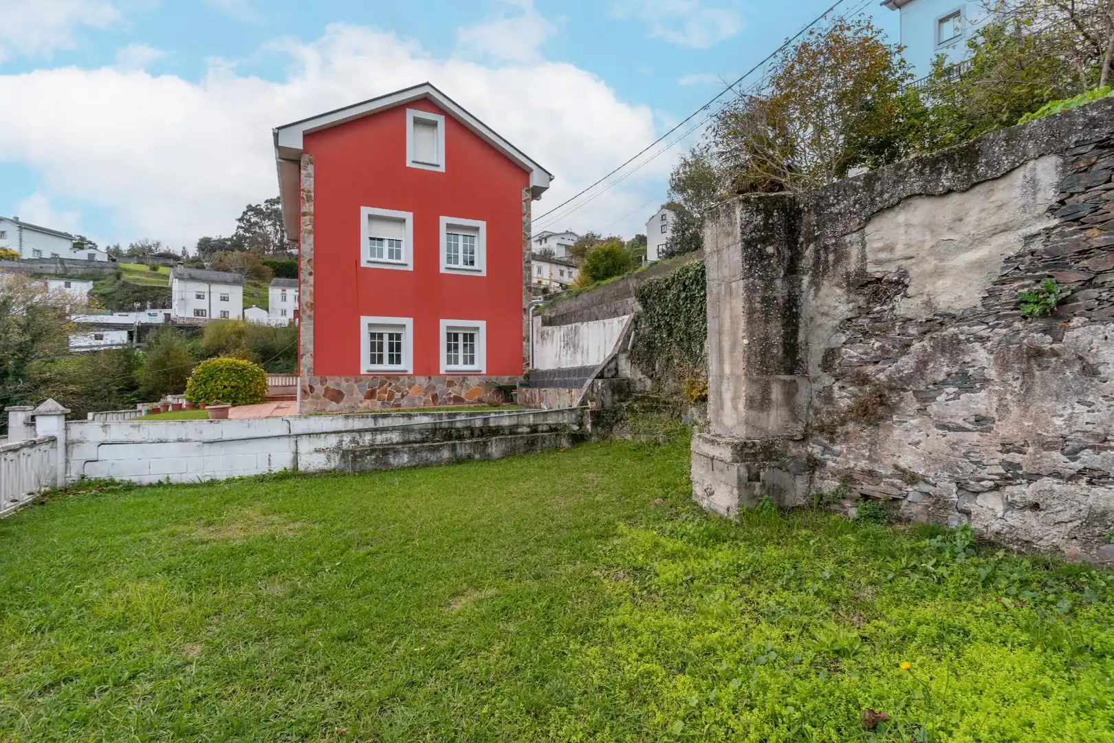 Vista exterior de Casa o xalet en venda en Coaña amb Calefacció, Jardí privat i Moblat