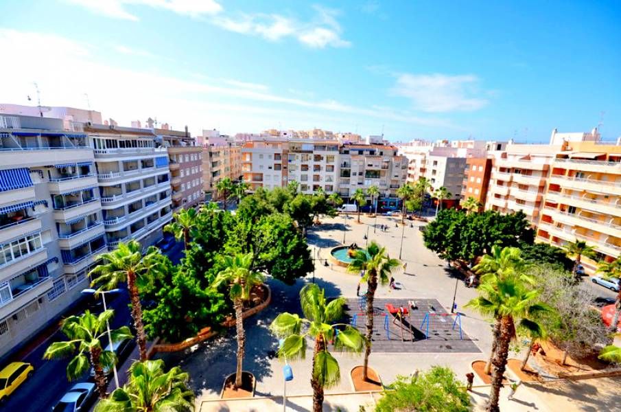 Exterior view of Attic to rent in Torrevieja  with Terrace, Storage room and Balcony