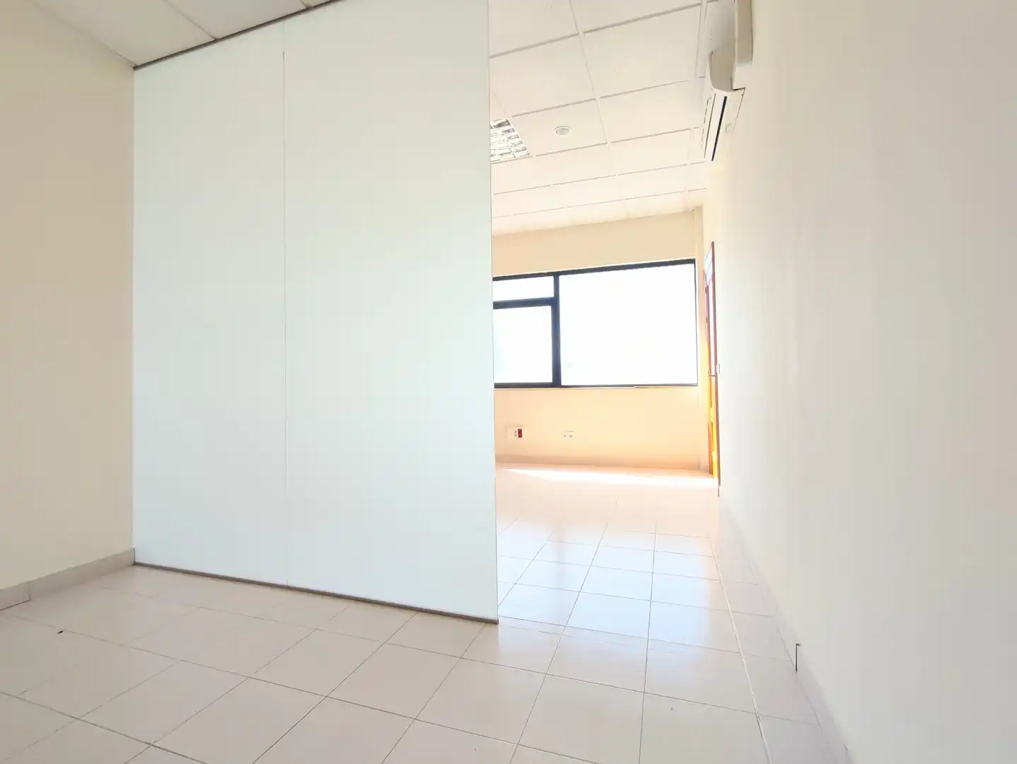 Büro zur Miete in Berrioplano / Berriobeiti mit Klimaanlage, Heizung und Möbliert