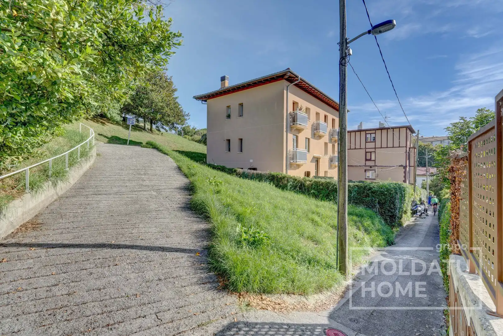 Vista exterior de Pis en venda en Donostia - San Sebastián  amb Calefacció i Jardí privat