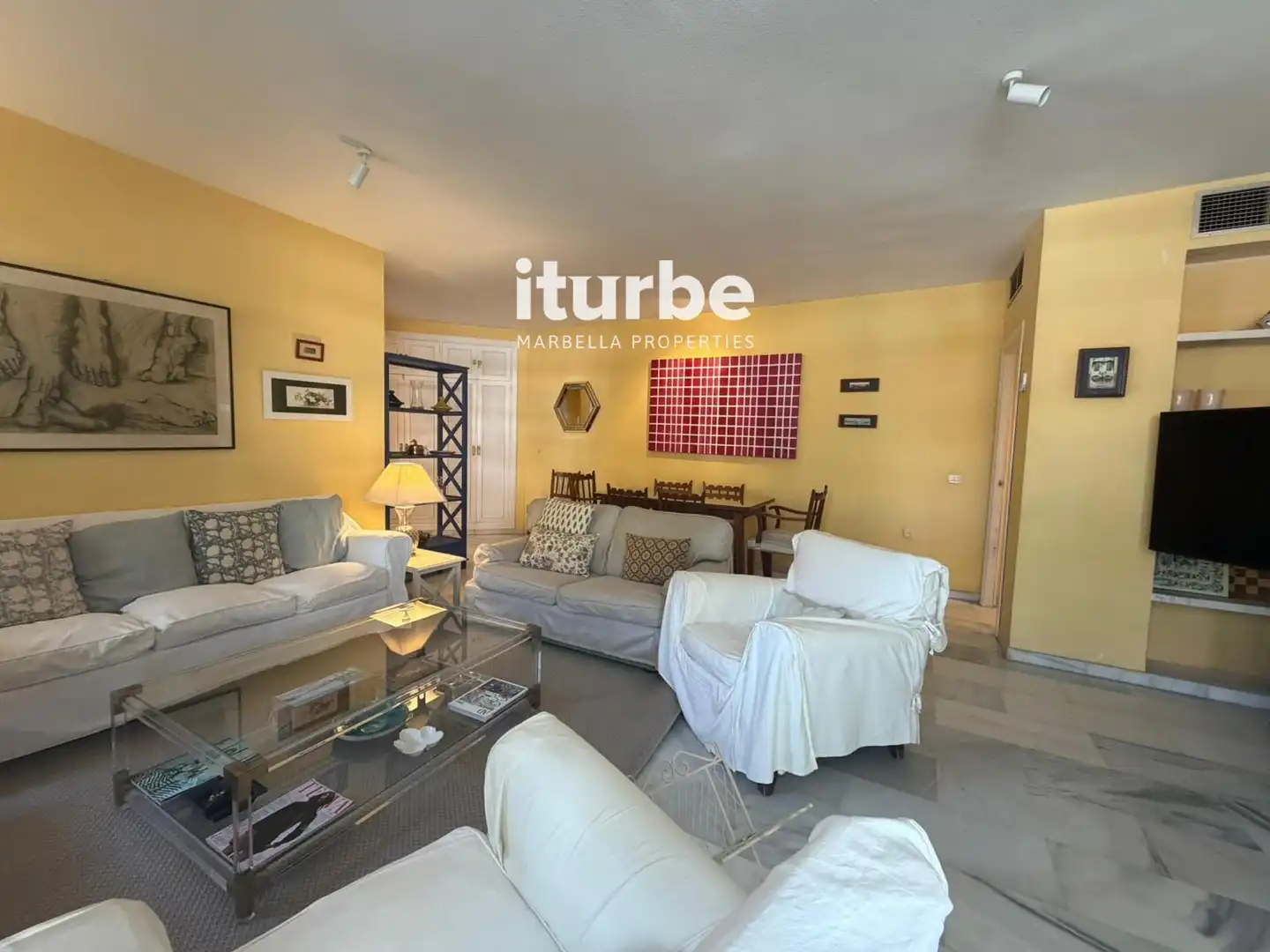 Vista exterior de Piso de alquiler en Marbella con Aire acondicionado, Terraza y Piscina