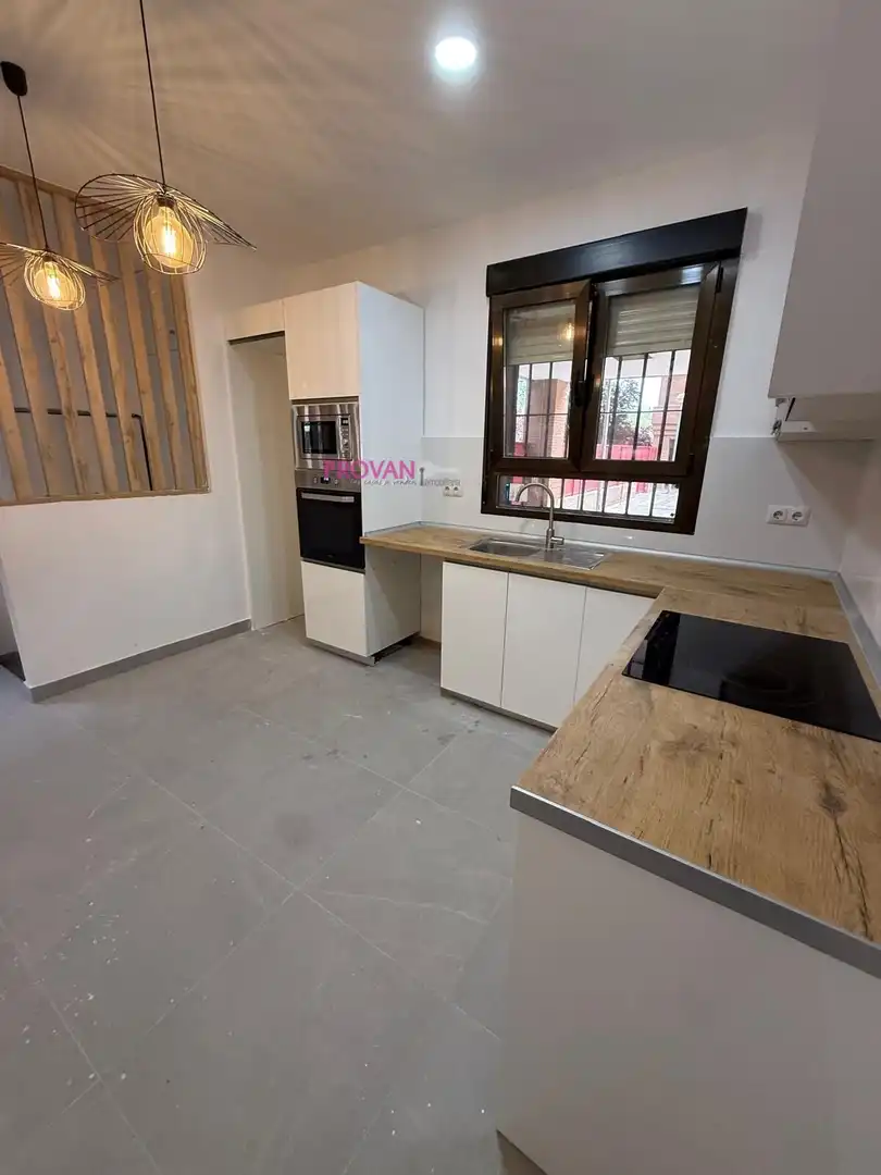 Cuina de Planta baixa en venda en Torrejón de Ardoz amb Aire condicionat i Piscina comunitària