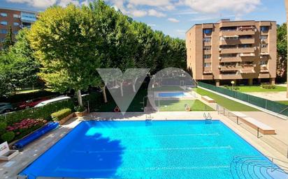 Swimming pool of Flat for sale in  Madrid Capital  with Air Conditioner, Terrace and Swimming Pool