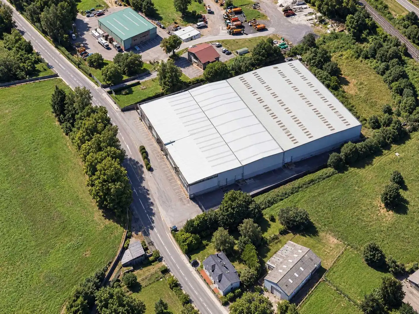 Außenansicht von Fabrikhallen zur Miete in Polanco, Cantabria