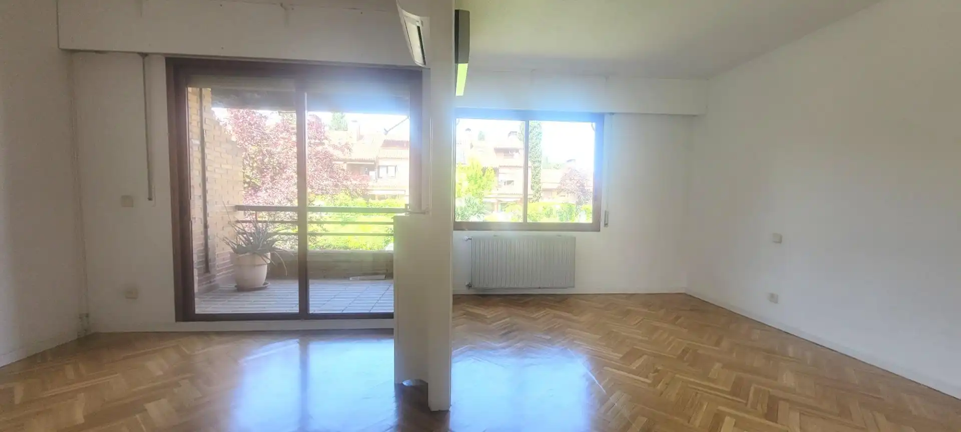 Sala d'estar de Casa adosada de lloguer en Majadahonda amb Calefacció, Jardí privat i Parquet