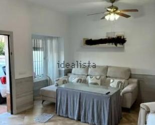 Sala d'estar de Casa adosada en venda en Chipiona amb Aire condicionat, Jardí privat i Terrassa