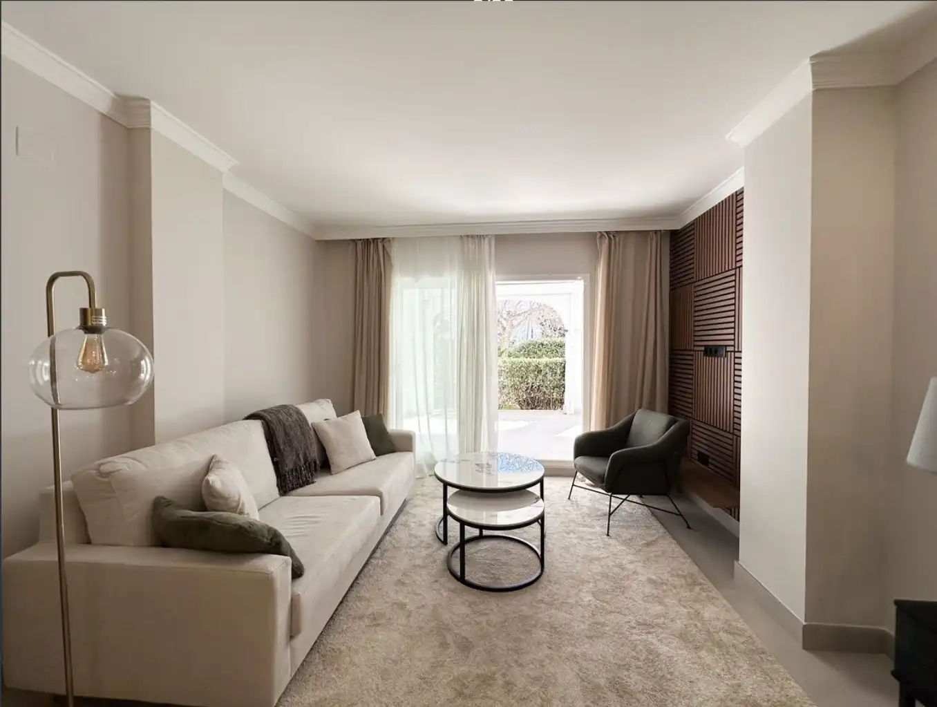 Sala d'estar de Planta baixa en venda en Marbella amb Aire condicionat, Terrassa i Piscina