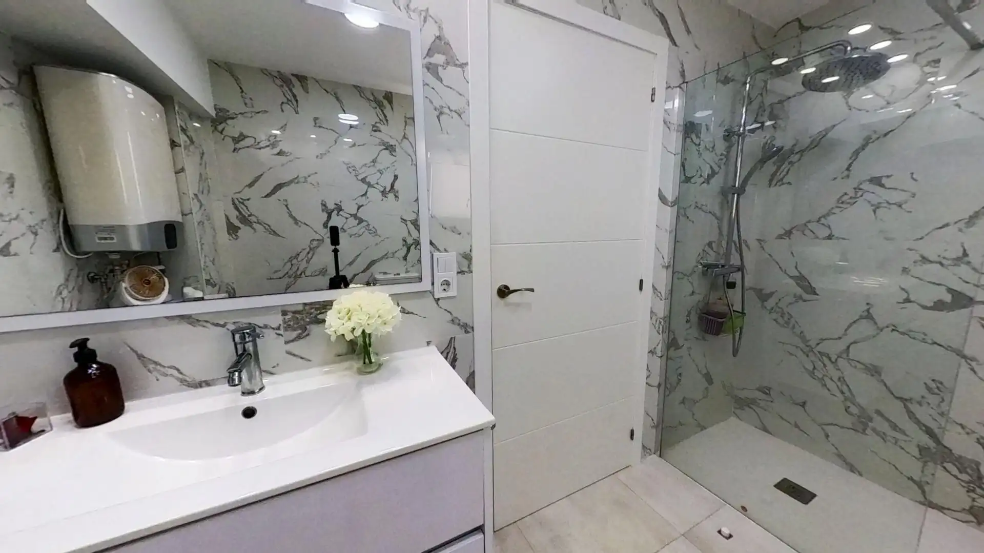 Bathroom of Flat for sale in Valencia  with Air Conditioner and Balcony