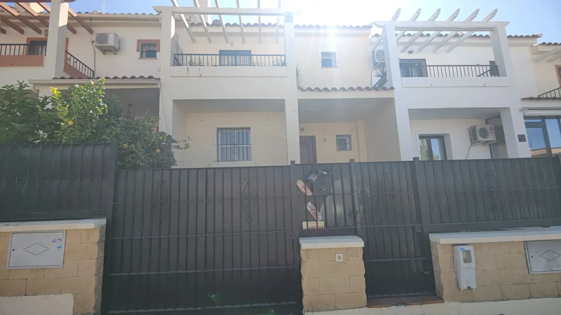 Vista exterior de Casa adosada en venta en Huétor Vega con Calefacción, Jardín privado y Piscina
