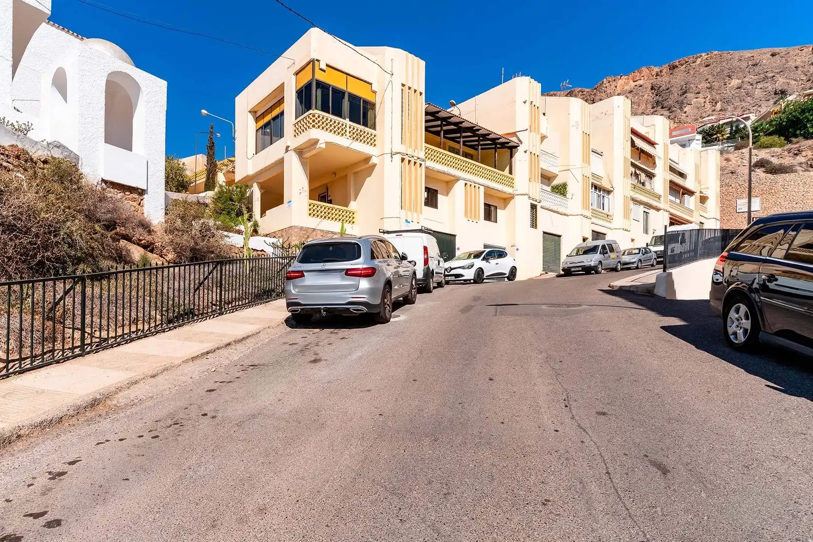 Vista exterior de Casa adosada en venda en Roquetas de Mar amb Jardí privat, Terrassa i Traster