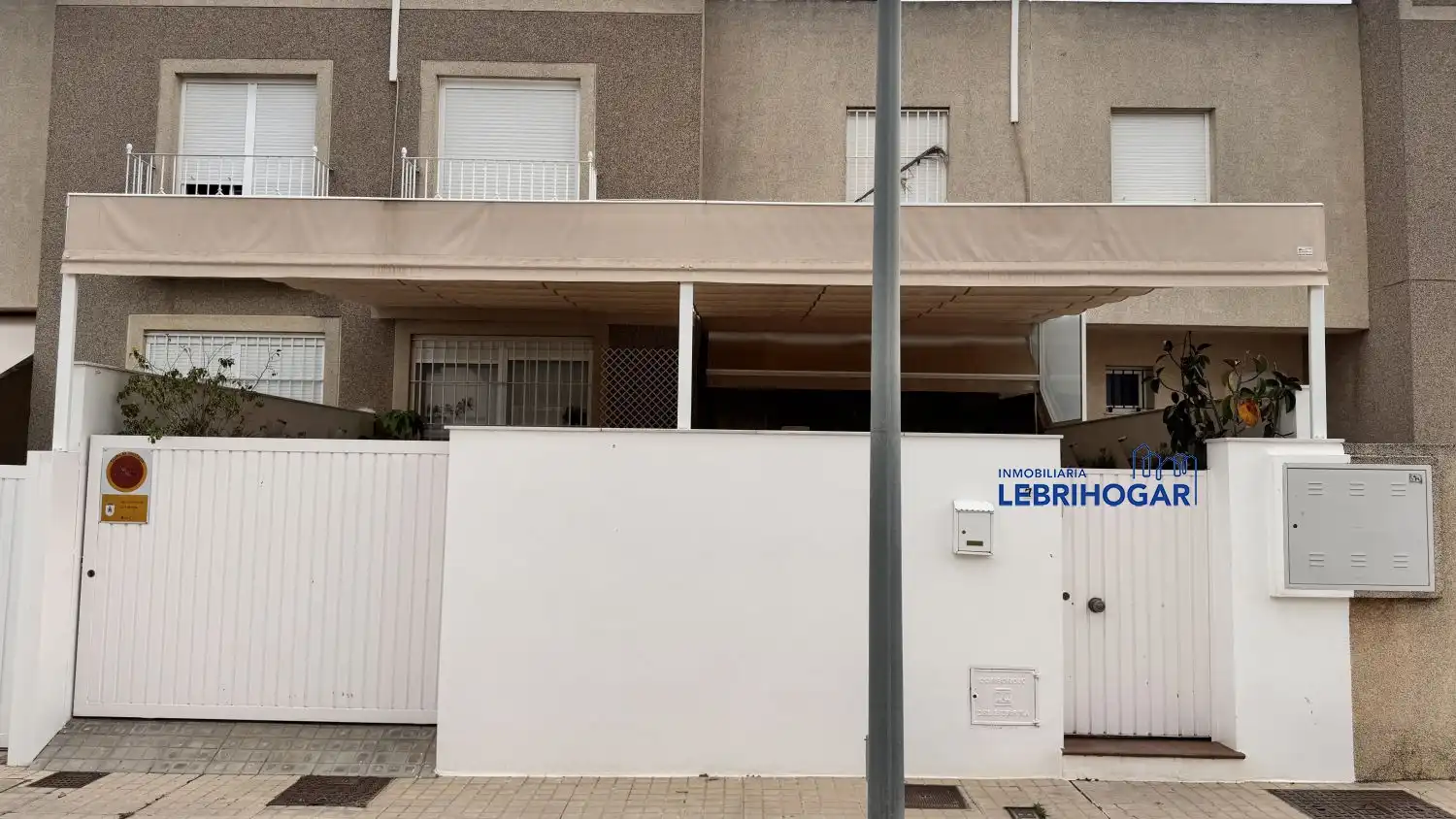 Vista exterior de Casa adosada en venda en Lebrija amb Aire condicionat, Calefacció i Terrassa