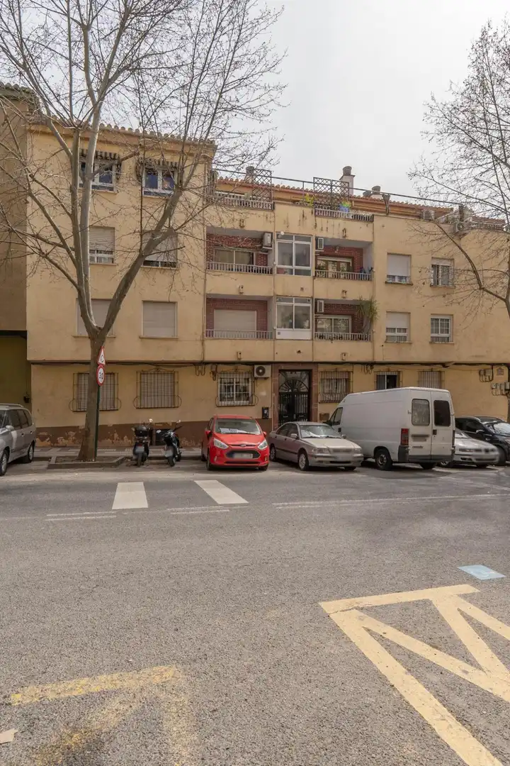 Vista exterior de Pis en venda en Granada amb Aire condicionat i Balcó