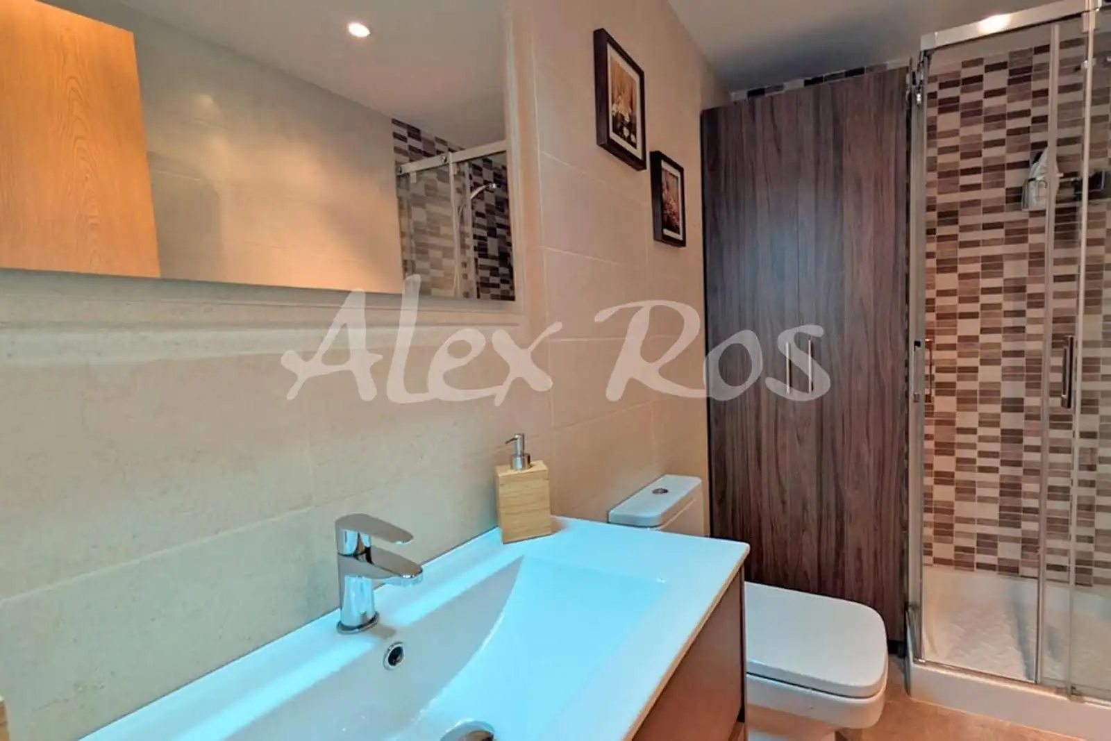 Badezimmer von Wohnung zum Verkauf in Alp mit Heizung, Terrasse und Abstellraum