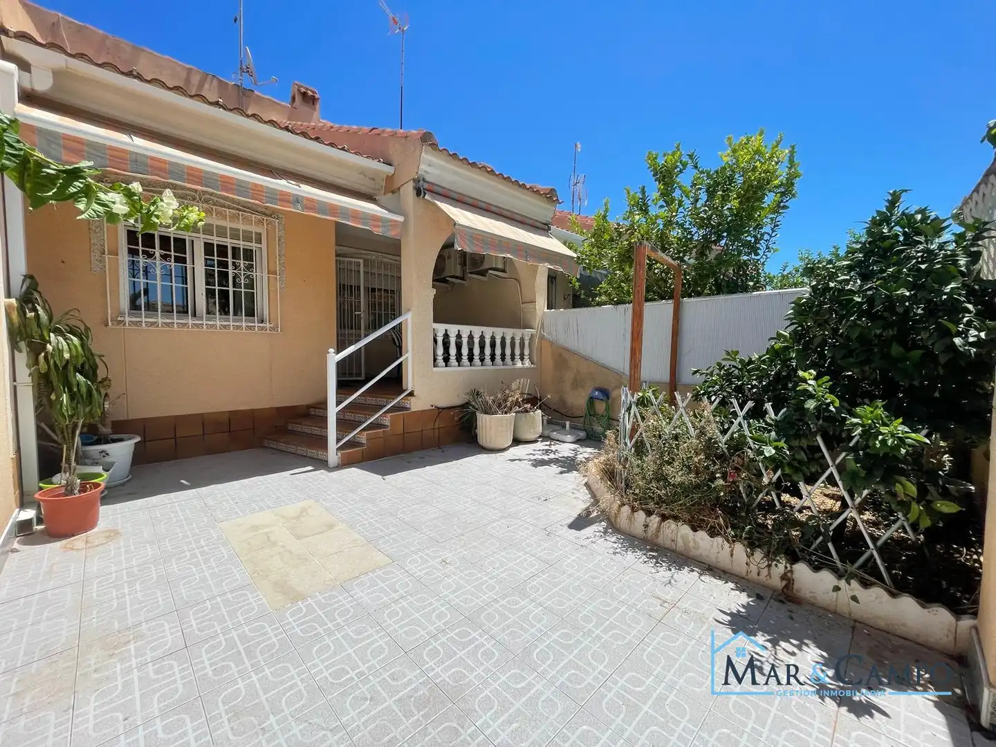Vista exterior de Casa adosada en venda en Los Alcázares amb Aire condicionat, Jardí privat i Moblat