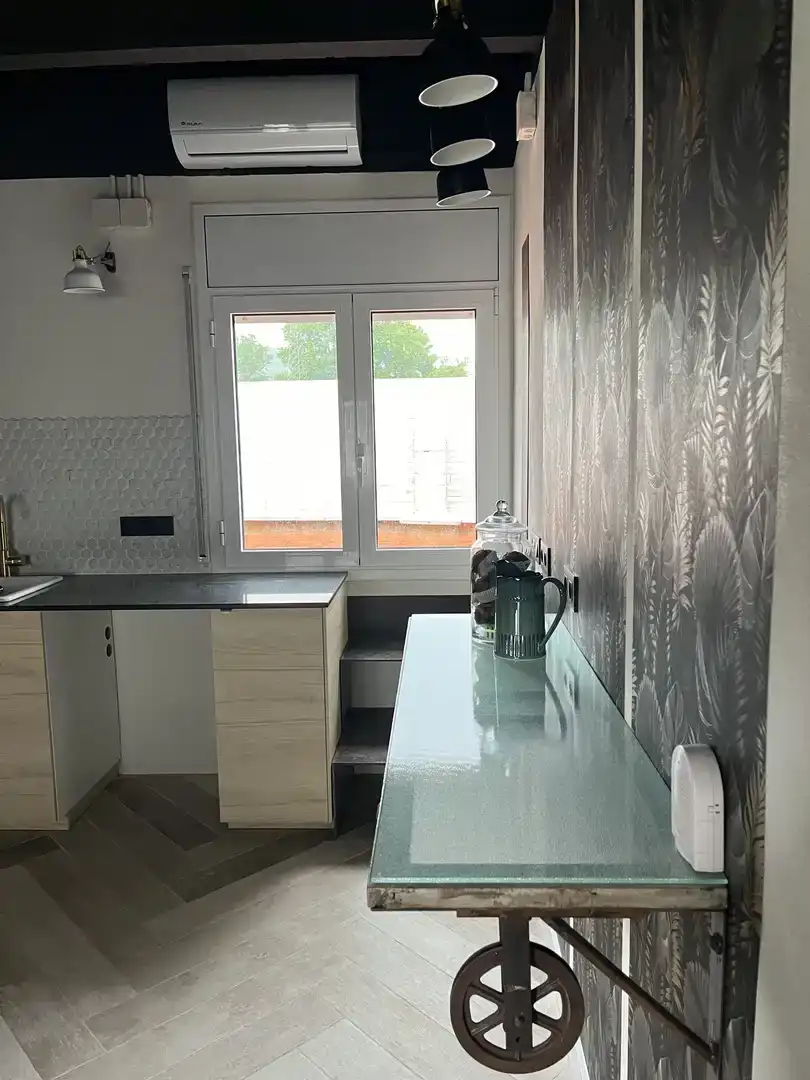 Cuina de Dúplex de lloguer en Girona Capital amb Aire condicionat