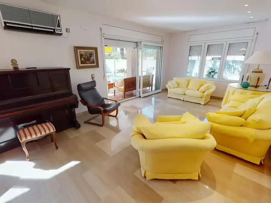 Detached house with pool to rent in Carrer de Viladomat 21, imagen 2