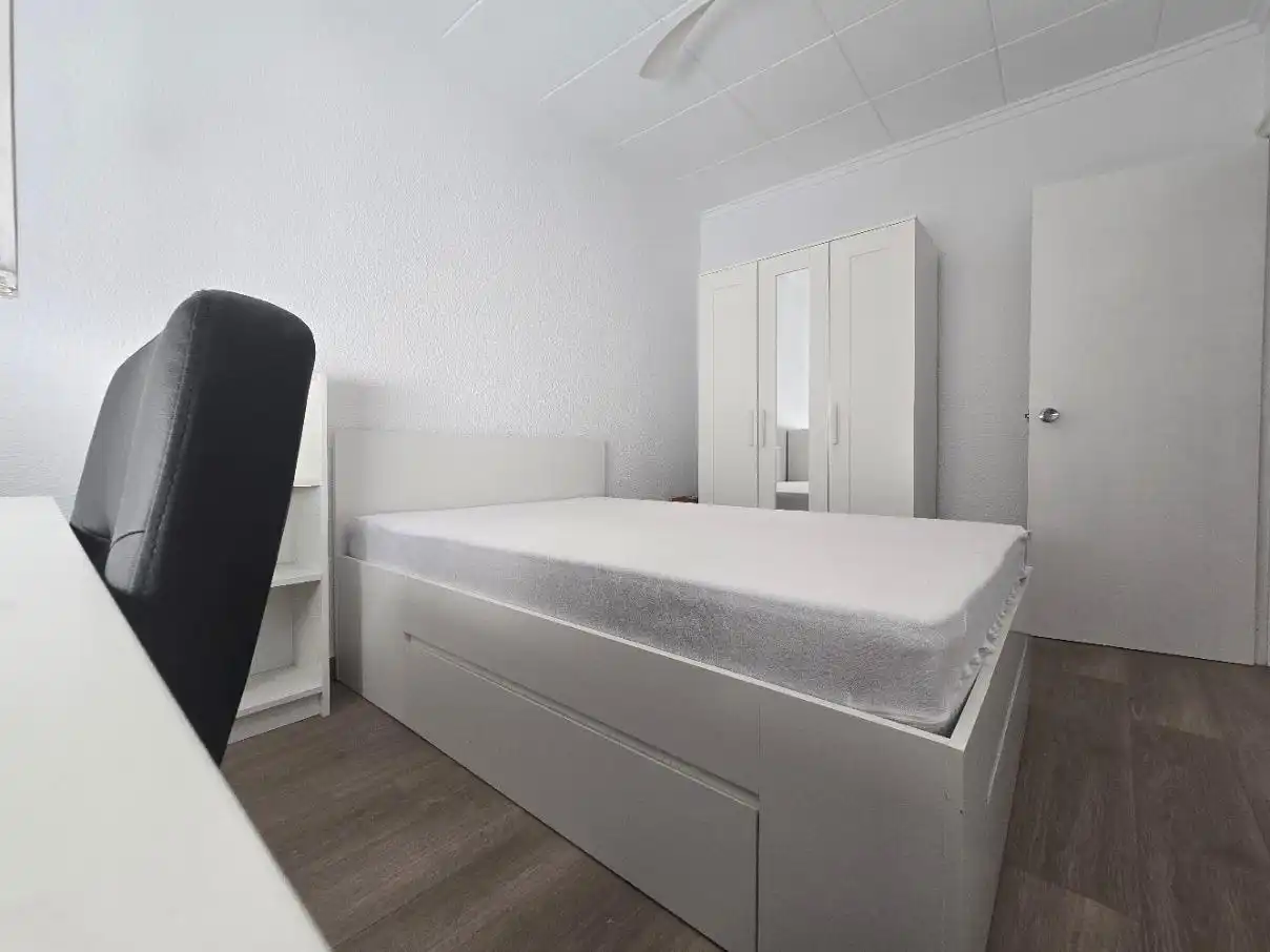 Habitación de Piso de alquiler en Elche / Elx con Amueblado y Balcón