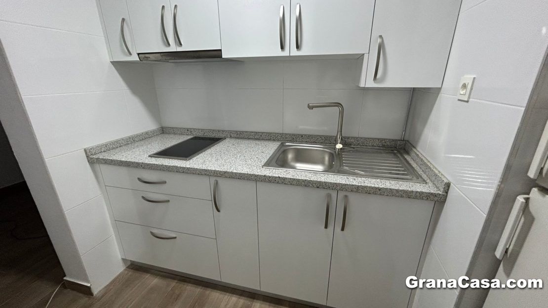 Cuina de Pis de lloguer en  Granada Capital amb Aire condicionat, Calefacció i Moblat