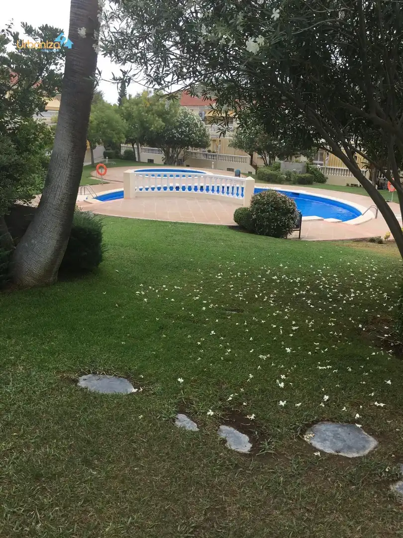 Piscina de Casa adosada en venda en Badajoz amb Calefacció, Terrassa i Piscina comunitària