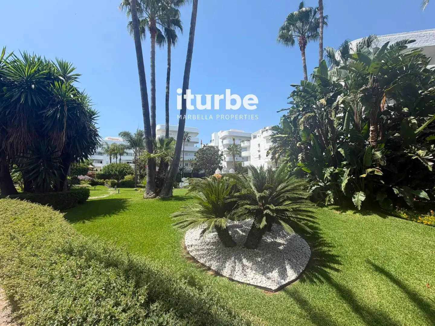 Vista exterior de Àtic en venda en Marbella amb Aire condicionat, Calefacció i Terrassa