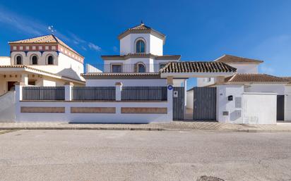 Vista exterior de Casa o xalet en venda en Aznalcázar amb Jardí privat, Terrassa i Piscina comunitària