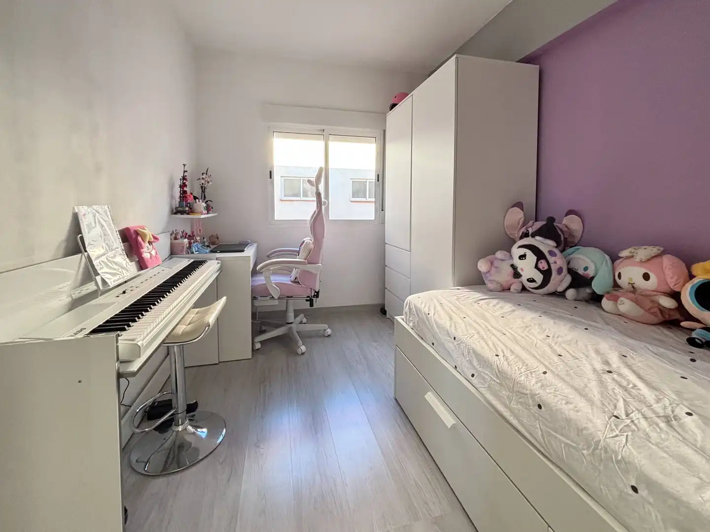 Bedroom of Flat for sale in Valencia  with Air Conditioner, Furnished and Balcony