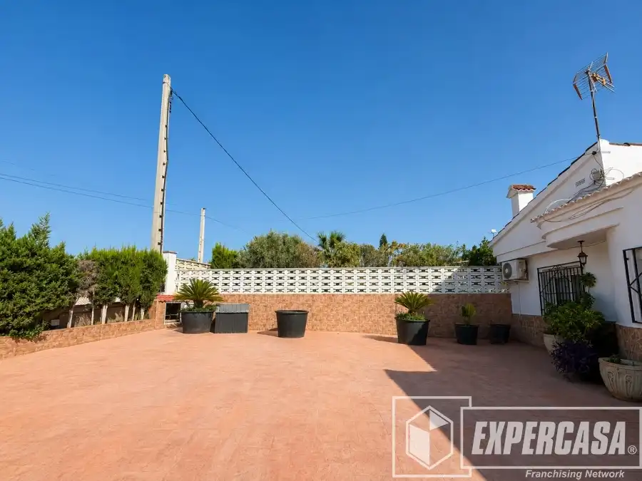 Vista exterior de Casa o chalet en venta en Llíria con Aire acondicionado, Trastero y Piscina