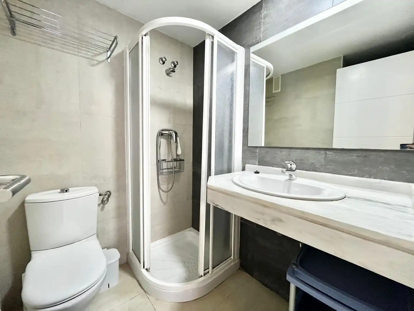 Bany de Apartament de lloguer en La Manga del Mar Menor amb Aire condicionat, Calefacció i Piscina