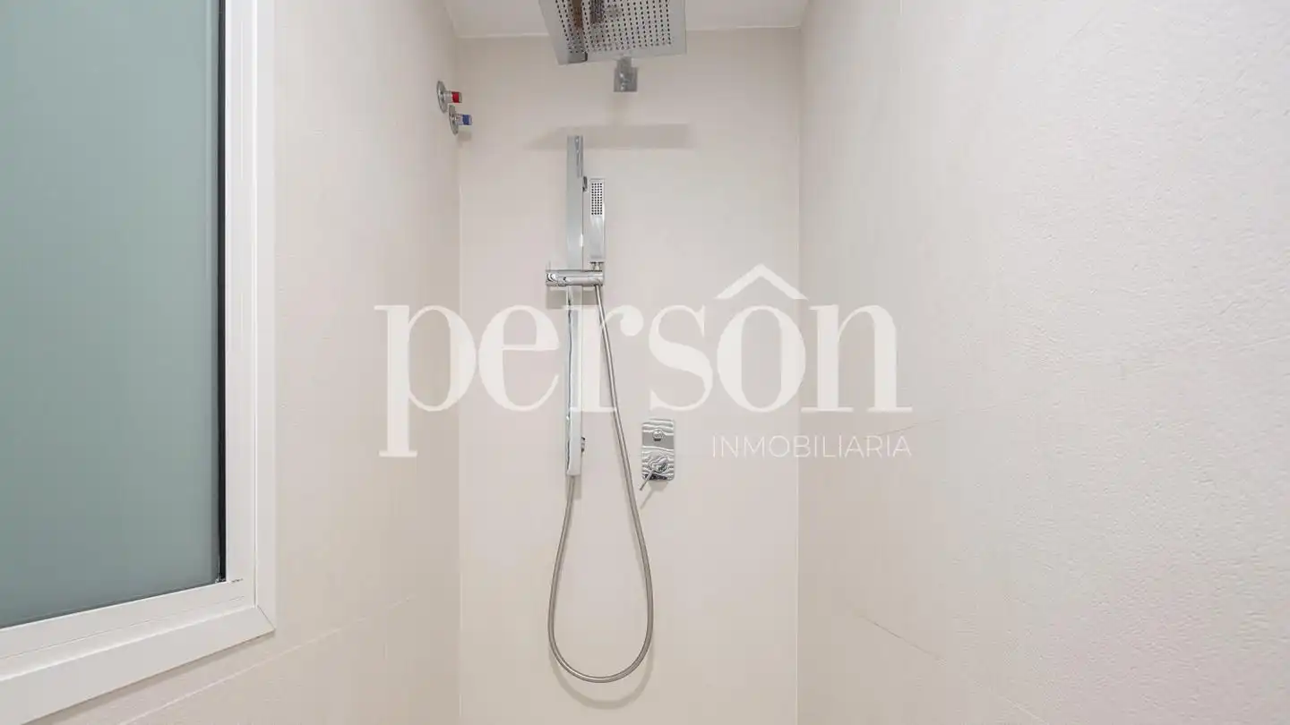 Baño de Piso de alquiler en Valencia con Aire acondicionado, Terraza y Amueblado