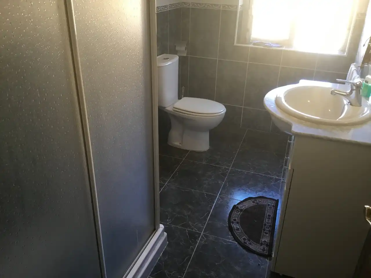 Bany de Casa adosada en venda en Villamayor de los Montes amb Calefacció, Parquet i Moblat