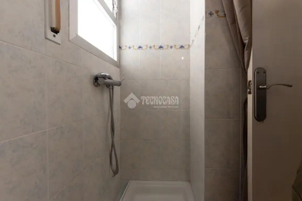 Baño de Estudio en venta en Tarragona con Calefacción y Balcón