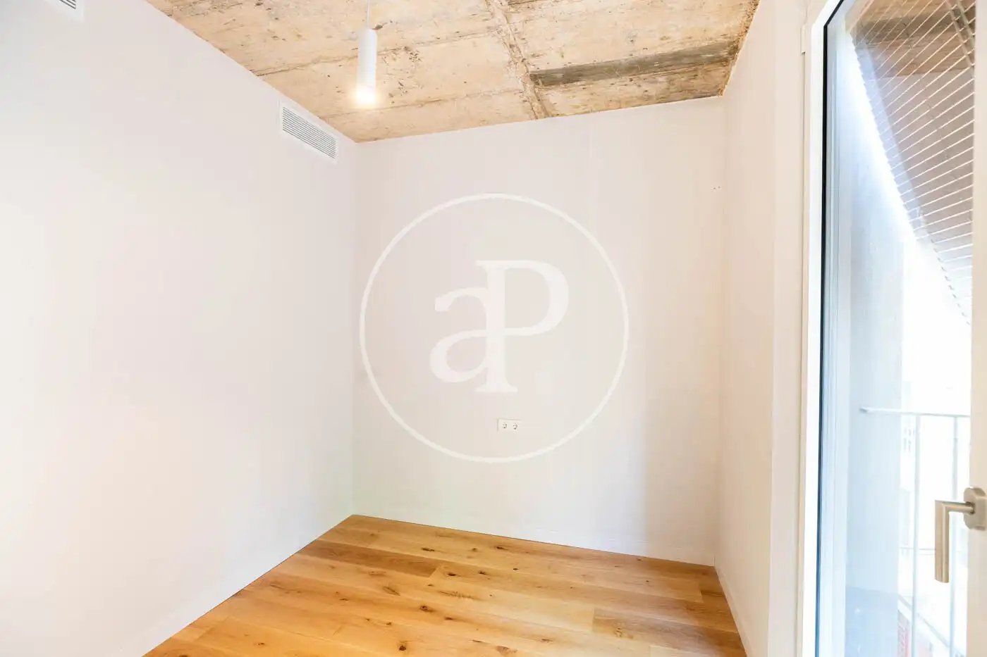 Schlafzimmer von Wohnung zum Verkauf in Barcelona mit Klimaanlage, Heizung und Balkon