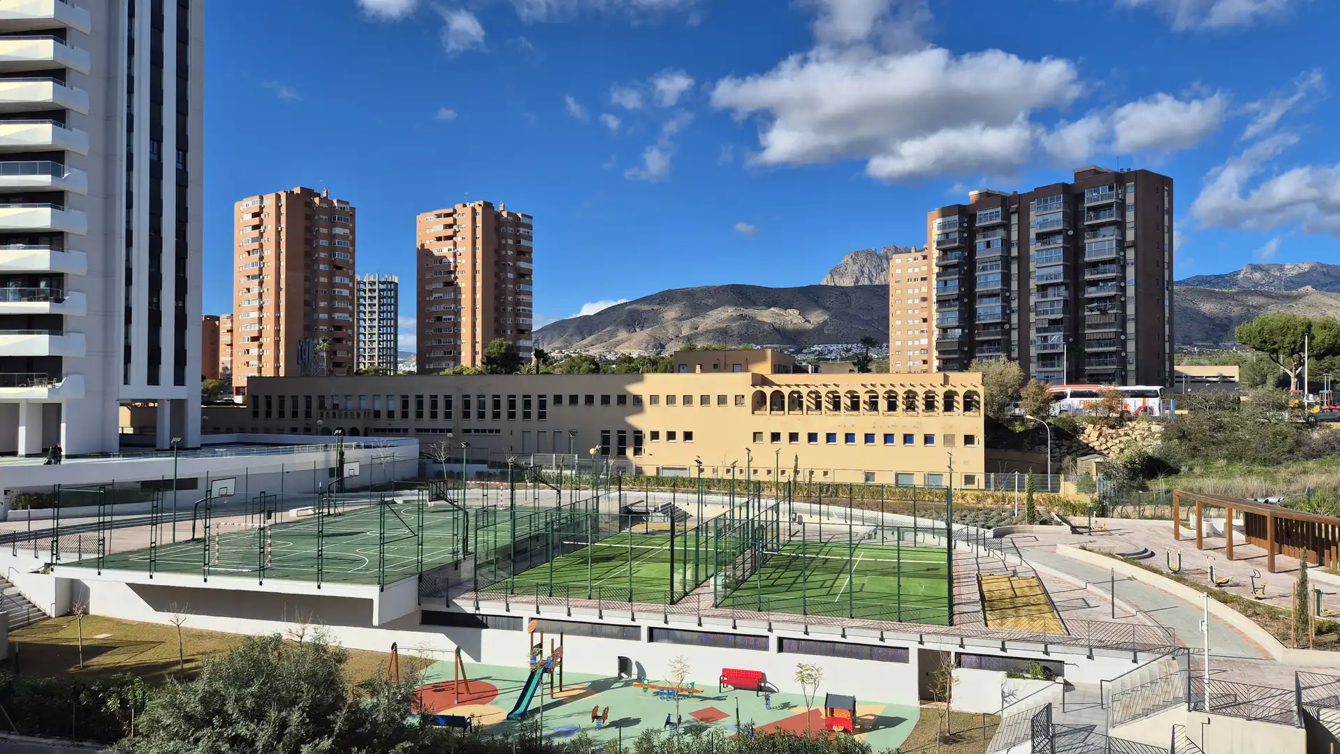 Vista exterior de Piso en venta en Benidorm con Piscina, Amueblado y Piscina comunitaria