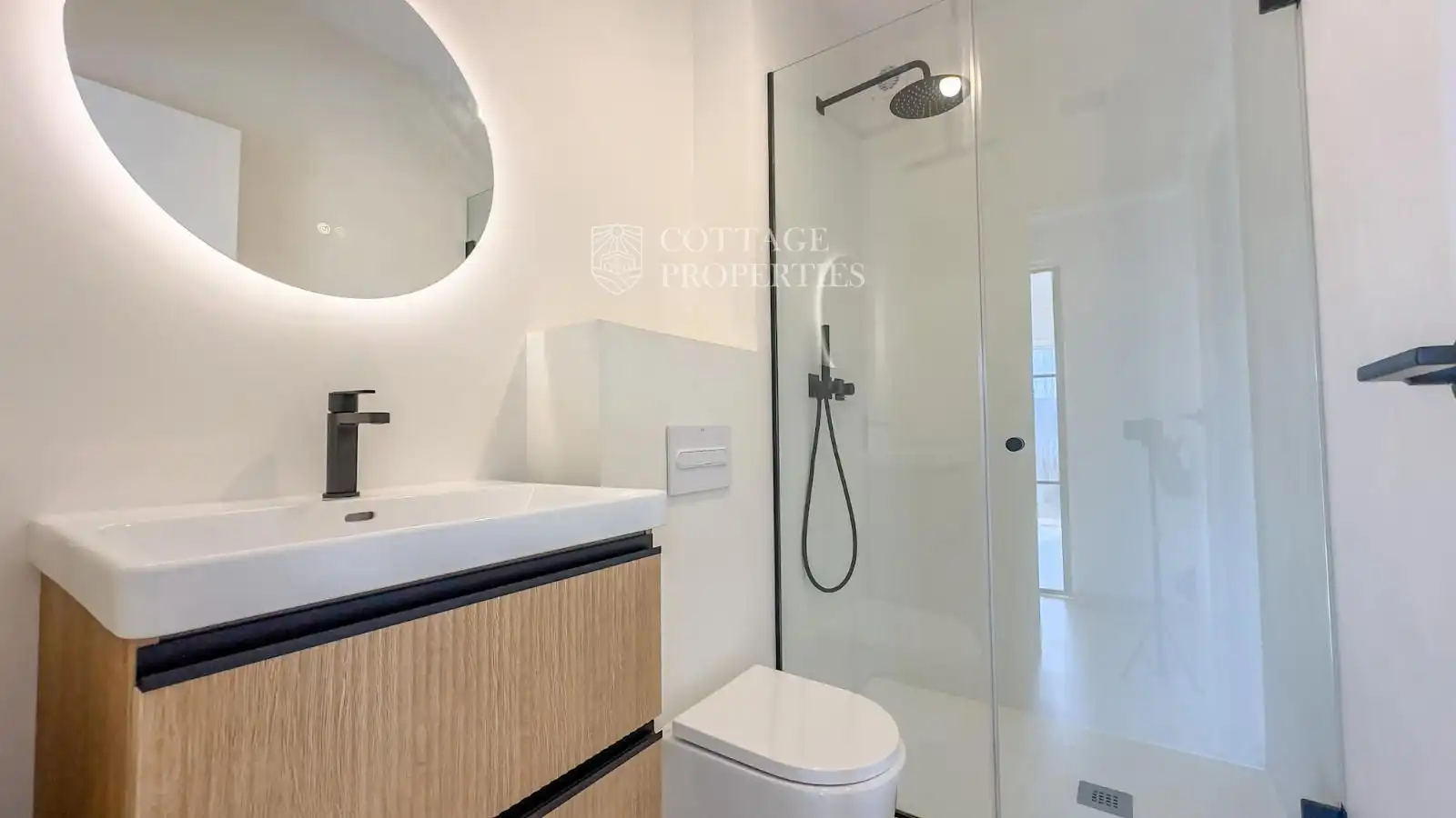 Bathroom of Houses for sale in Banyoles  with Air Conditioner, Swimming Pool and Alarm