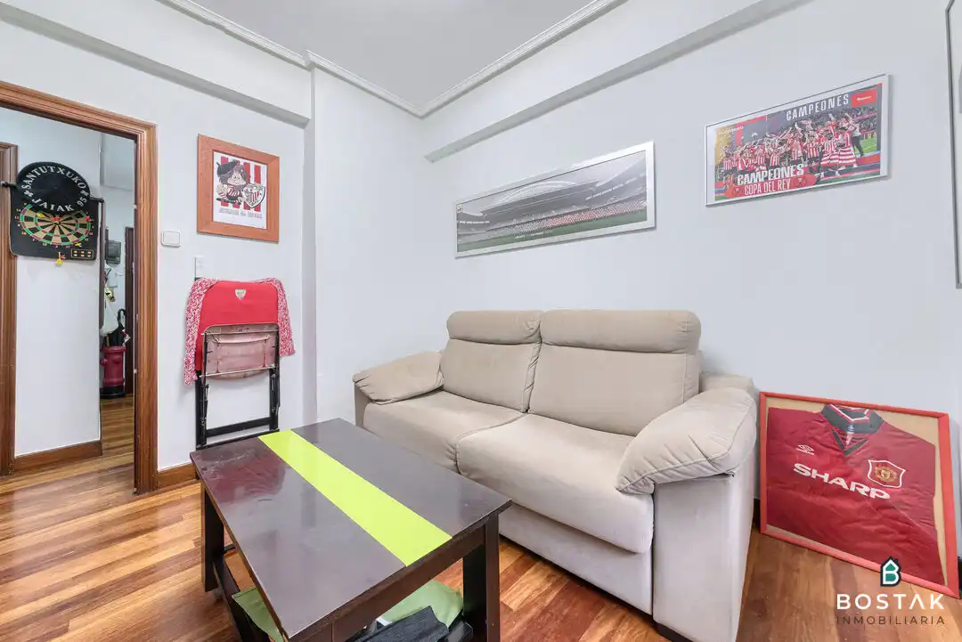Sala d'estar de Pis en venda en Bilbao  amb Calefacció i Moblat