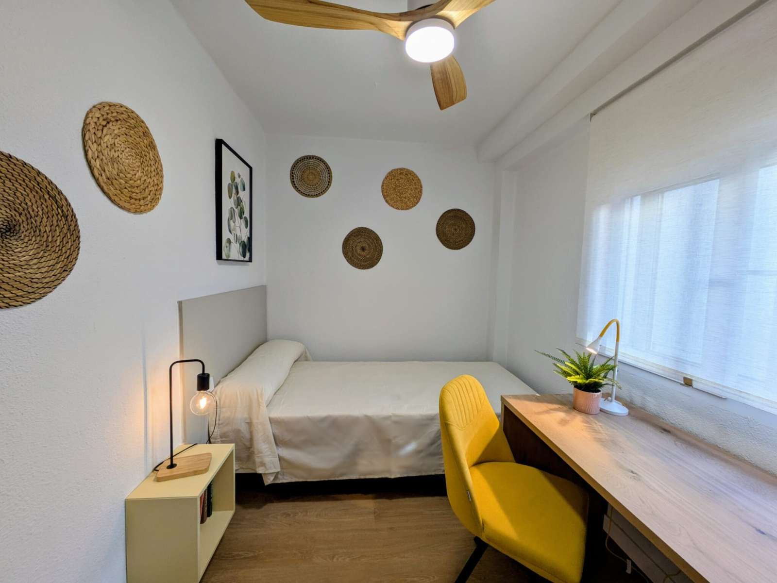 Bedroom of Flat to share in  Valencia Capital  with Air Conditioner, Heating and Terrace