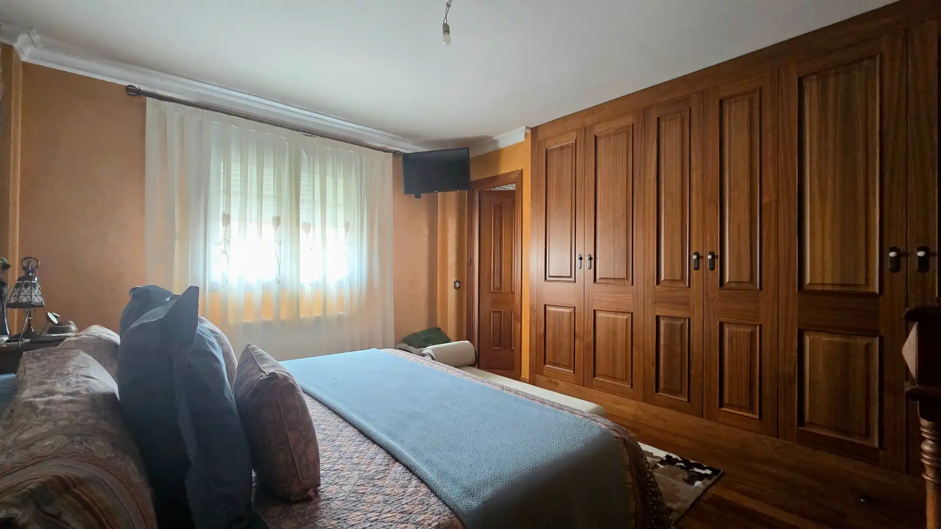Habitación de Casa adosada en venta en Alcalá de Henares con Aire acondicionado, Calefacción y Jardín privado