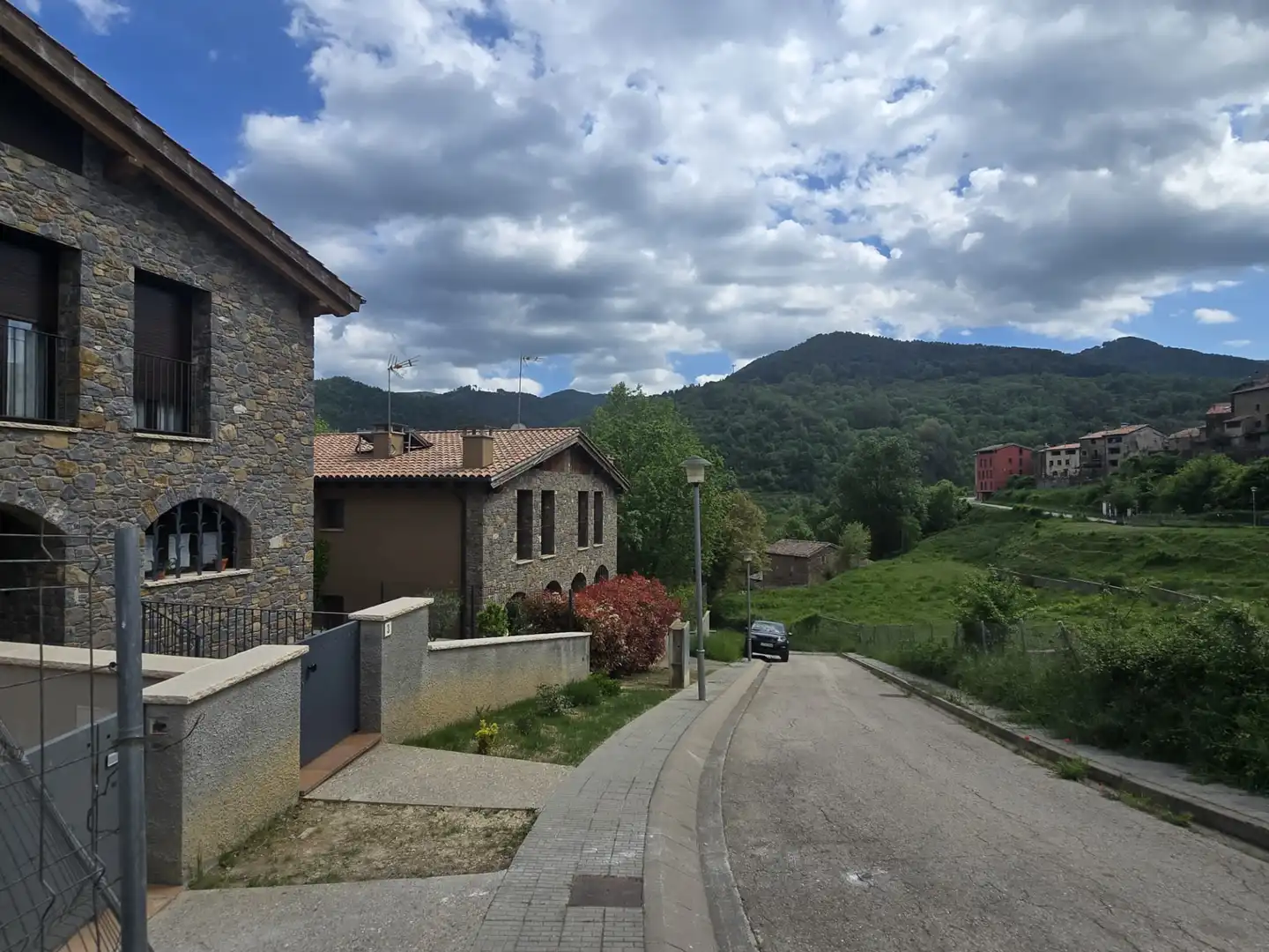 Vista exterior de Casa o xalet en venda en Vallfogona de Ripollès amb Calefacció, Jardí privat i Parquet